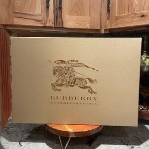 Burberry high grade texture,Tan Box, authentic in excellent condition.